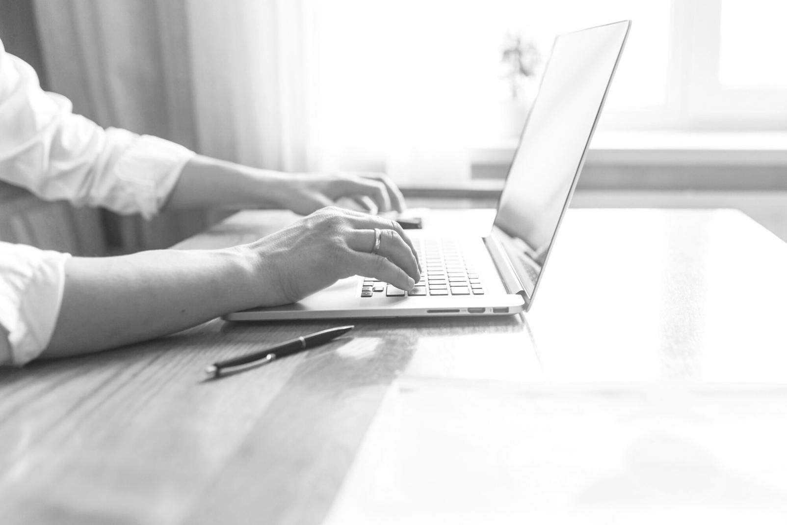 Espace de travail moderne avec planification financière