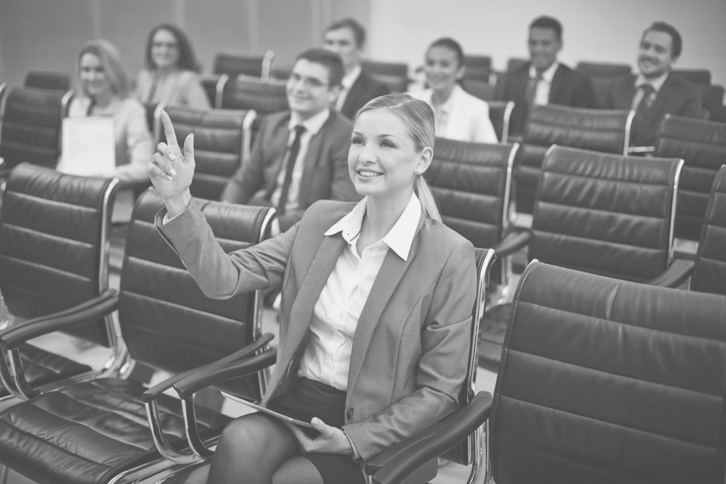 Espace de travail avec ordinateur et outils de planification financière